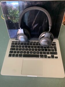 laptop en koptelefoon